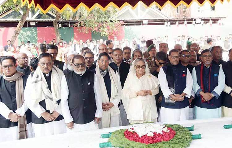 নতুন মন্ত্রীদের নিয়ে জাতির পিতা বঙ্গবন্ধু শেখ মুজিবের সমাধিতে শ্রদ্ধা নিবেদন করছেন প্রধানমন্ত্রী শেখ হাসিনা।