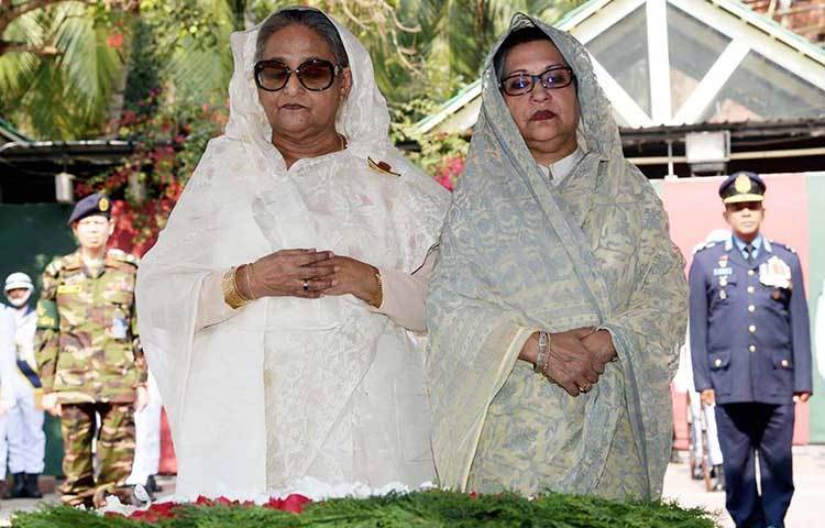 গোপালগঞ্জের টুঙ্গিপাড়ায় প্রধামন্ত্রী শেখ হাসিনা ও তার ছোটো বোন শেখ রেহানা জাতির পিতার সমাধিতে শ্রদ্ধা নিবেদন করছেন।