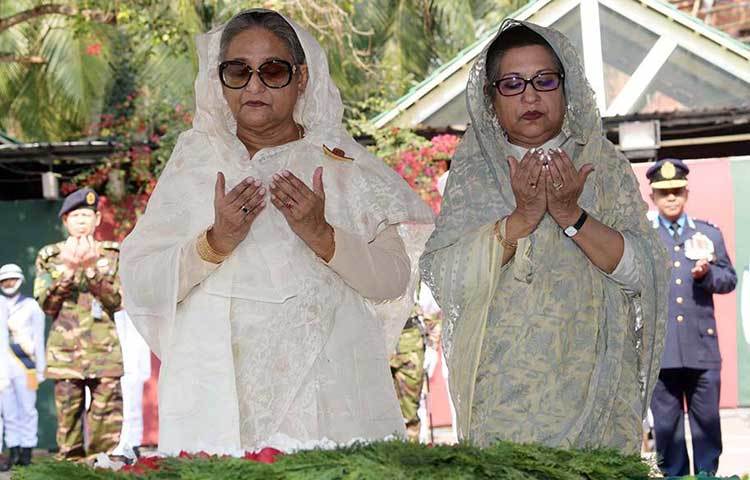 জাতির পিতার সমাধিতে শ্রদ্ধা নিবেদন শেষে মোনাজাতে অংশ নেন প্রধানমন্ত্রী শেখ হাসিনা ও শেখ রেহানা।