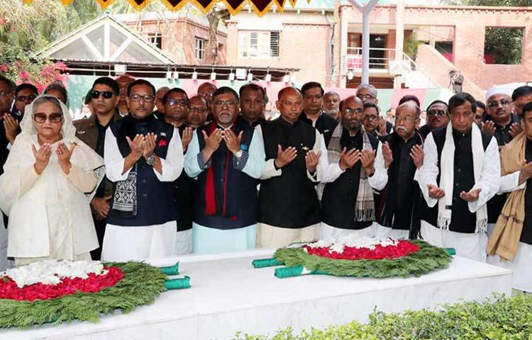 জাতির পিতার সমাধিতে মন্ত্রিপরিষদের সদস্যদের নিয়ে মোনাজাতে অংশ নেন প্রধানমন্ত্রী শেখ হাসিনা।