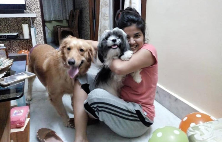 পোষ্যদের সঙ্গে রণিতা।