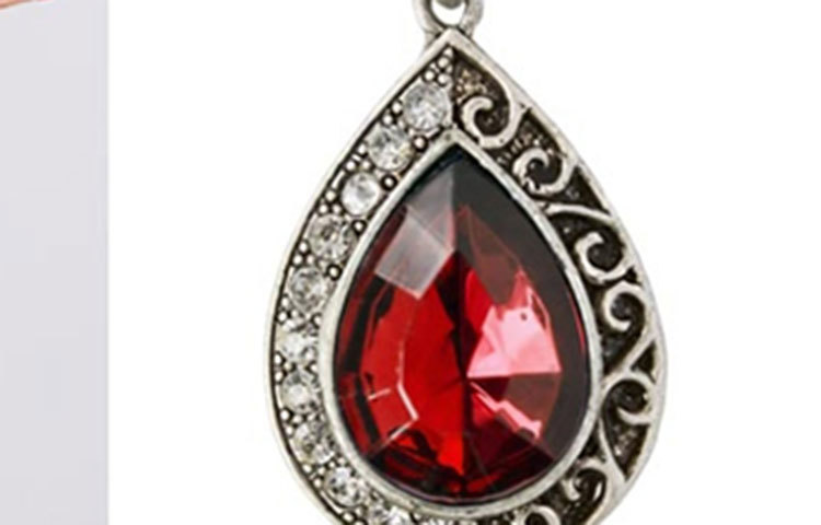 মেষ: এই রাশির প্রেমিকার জন্য আদর্শ উপহার হচ্ছে অ্যাডাল্ট গেম। সেই সঙ্গে বাজেট বড় হলে, হীরা-চুনির মতো দামি রত্নও উপহার দিতে পারেন।