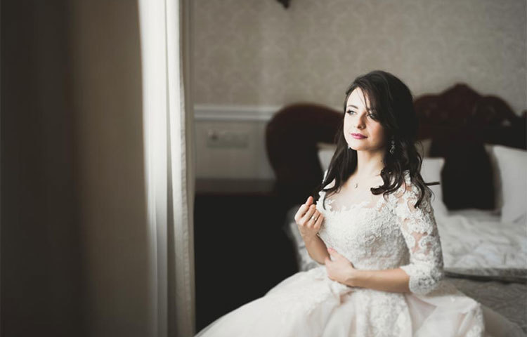 বৃষ: এই রাশির প্রেমিকাকে উপহার দেওয়া যেতে পারে নরম কাপড়ের পোশাক বা সোয়েটার।