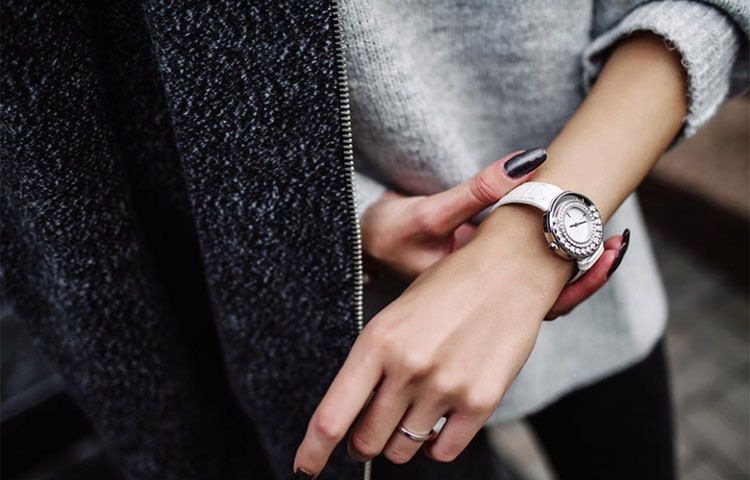 মিথুন: এই রাশির জন্য আদর্শ উপহার হলো আধুনিক ডিজাইনের হাতঘড়ি।