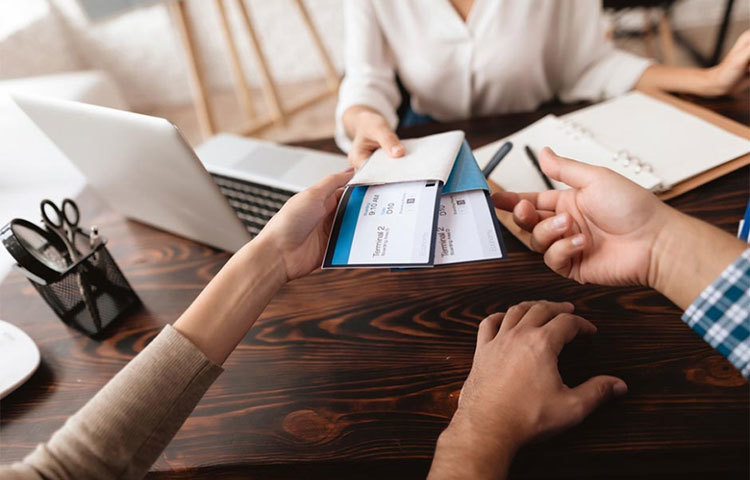 ধনু: ভ্রমণের টিকিট। এই রাশির প্রেমিকাকে নিয়ে ঘুরতে যাওয়ার প্রস্তাবই সেরা উপহার।