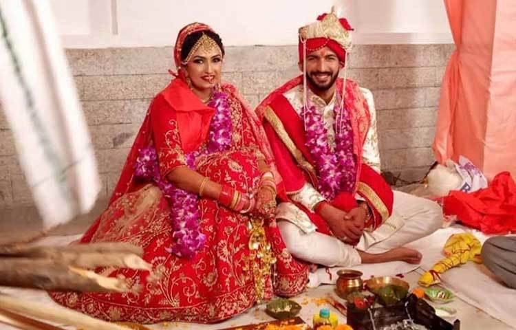 ঋষি ধবনের পাত্রী দীপালি চহ্বান। দীর্ঘদিনের বান্ধবীকে বিয়ে করলেন ঋষি।