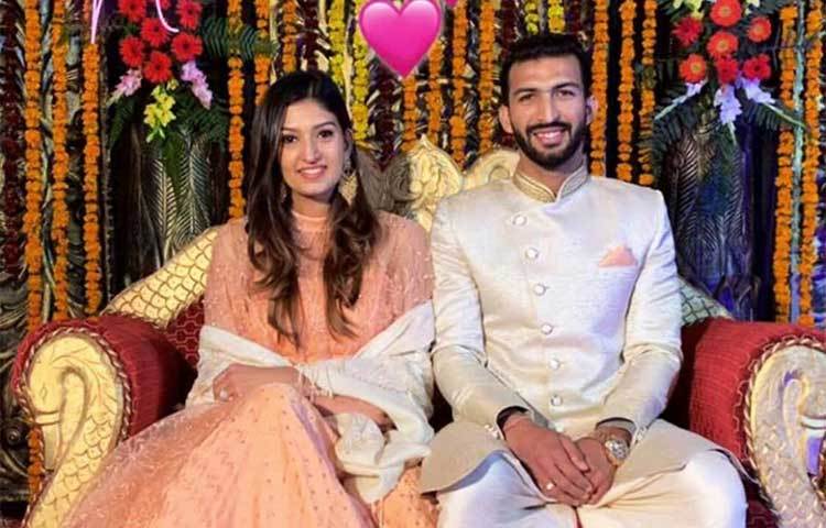 ঋষি নিজের ইনস্টাগ্রাম পোস্টে বিযের সুখবর সকলের সঙ্গে ভাগ করে নেন।