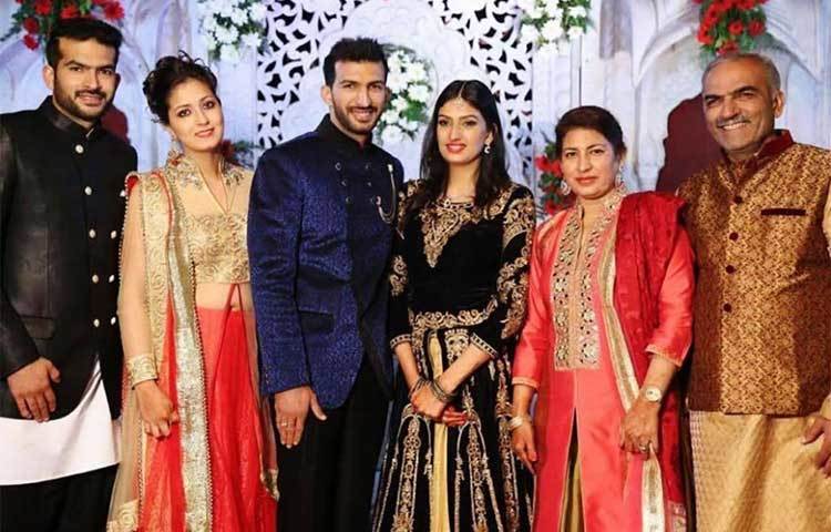 পরিবারের সবার সঙ্গে ঋষি।