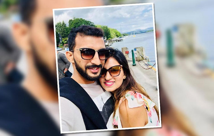 সেলফি বন্দি ঋষি-দীপালি।