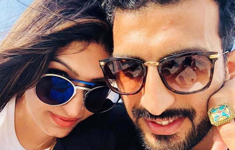 কালো চশমায়ি ঋষি-দীপালি।