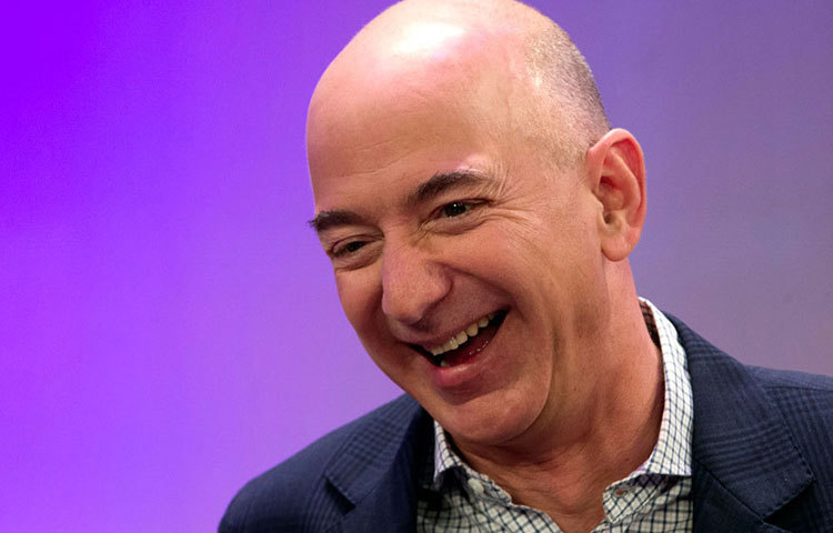 জেফ বেজস তিনি ফোর্বসের তালিকায় বিশ্বের সবচেয়ে ধনী মানুষ। অনলাইন বিপণন সংস্থা আমাজনের প্রতিষ্ঠাতার সম্পত্তির পরিমাণ ১১২০০ কোটি ডলার।