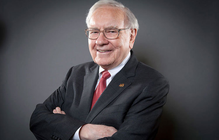 বিশ্বের অন্যতম আমেরিকান বিনিয়োগকারী এবং বার্কশায়ার হাথাওয়ের সিইও ওয়ারেন বাফেটের সম্পত্তির পরিমাণ ৮৪০০ কোটি ডলার। ধনীর তালিকায় তৃতীয় স্থানে রয়েছেন।