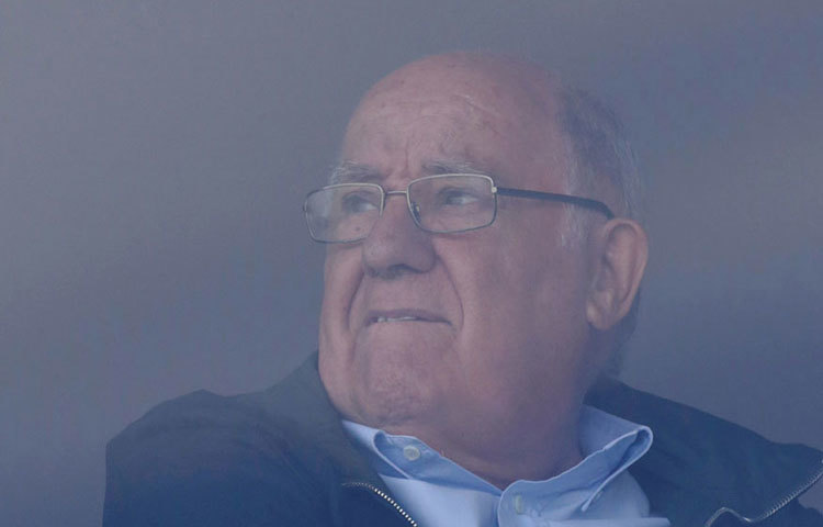 ইন্ডিটেক্সের প্রতিষ্ঠাতা আমানসিও ওরটেগা, যিনি জারা ক্লথিং চেইনের চেয়ারম্যানও, তার সম্পত্তির পরিমাণ ৭০০০ কোটি ডলার।