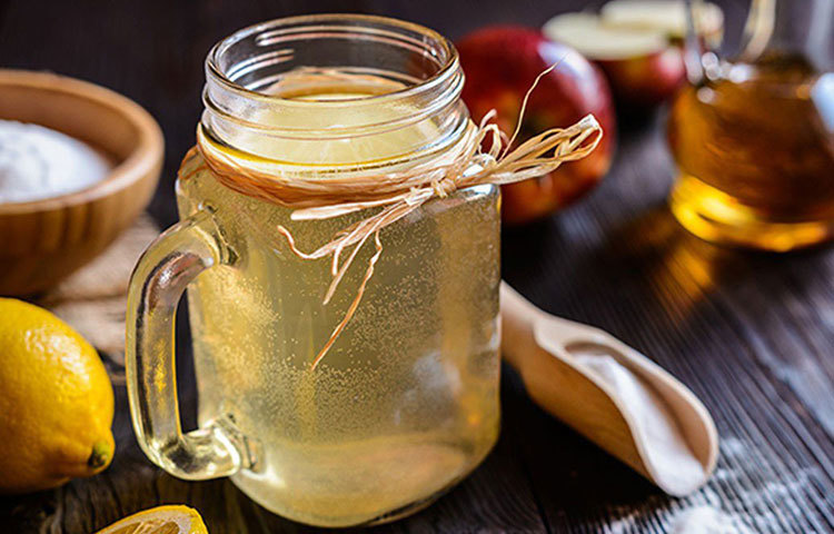 অ্যাপল সিডার ভিনিগার : ভিনিগারে ভেজানো তুলা আঁচিলের উপর রেখে দিন সারা রাত। পাঁচ দিন করুন। অ্যাপল সিডার ভিনিগারে প্রচুর অ্যাসিড রয়েছে। এই অ্যাসিড প্রাকৃতিকভাবে আঁচিল পুড়িয়ে দেয়। ফলে আঁচিল বৃদ্ধি রদ হয়।