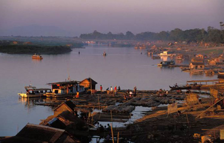 এটি বিখ্যাত ইরাবতী নদী। মিয়ানমার দিয়ে এ নদীটি প্রবাহিত হয়েছে।