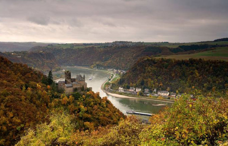 ইতিহাসের পাতায় স্থান পাওয়া রাইন নদী এটি। এটি ইউরোপের অন্যতম নদী।