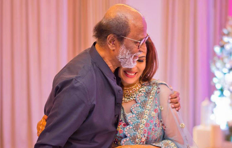 বাবার সঙ্গে সৌন্দর্যা একটি ছবি পোস্ট করেন নিজের সোশ্যাল মিডিয়া অ্যাকাউন্ট থেকে।