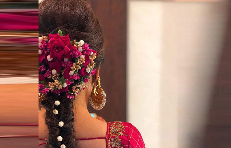 সৌন্দর্যার মেক আপ শিল্পী প্রকৃতি অনন্ত পোস্ট করেছিলেন সৌন্দর্যার একটি ছবি, তিনি পরেছিলেন কাঞ্চিপুরম সিল্ক শাড়ি। ভাইরাল হয় সেটি। সৌন্দর্যার চুল বাঁধার একটি ছবি পোস্ট করেছেন তিনি। তার বিনুনিতে ফুল দিয়ে যেভাবে সাজানো হয়েছিল, তা একেবারেই সনাতনী দক্ষিণ ভারতীয় ঘরানায়।