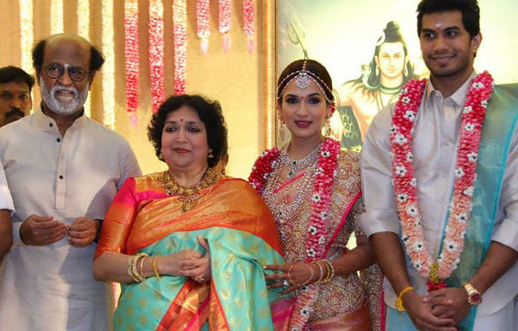 অতিথিদের অভ্যর্থনায় ব্যন্ত ছিলেন মেয়ের বাবা রজনীকান্ত ও তার স্ত্রী।