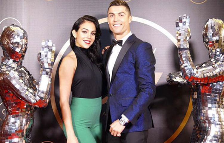 তার সঙ্গে বছর দেড়েক ধরে ঘনিষ্ঠ সম্পর্ক ছিল রোনাল্ডোর। এমনই দাবি করেছেন জেসমিন। এক টিভি শো-তে বসেছিলে তিনি। সেখানে রোনাল্ডোর বিরুদ্ধে ক্যাথলিনের করা অভিযোগের কথা ওঠে। তখনই প্রাক্তন প্রেমিকের প্রতি আক্রমণাত্মক হয়ে ওঠেন তিনি। রোনালদোকে মিথ্যাবাদী বলেও দাবি করেন তিনি।