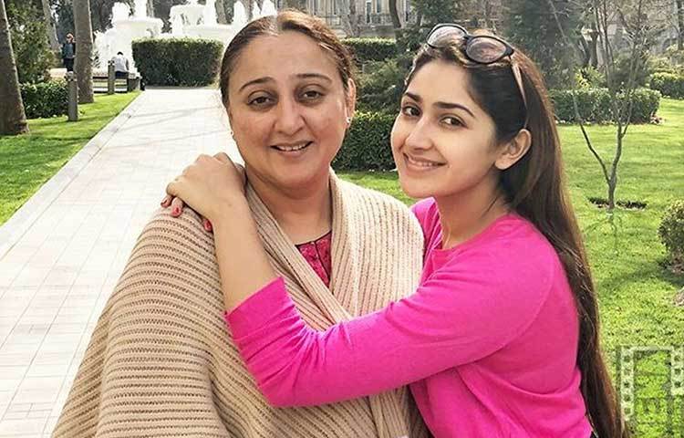 অভিনেত্রী শায়েষা সায়গল সুমিত ও শাহিনের মেয়ে। ২০০৩ সালে শাহিনের সঙ্গে সুমিতের বিচ্ছেদ হয়ে যায়। শাহিনের সঙ্গে সালমানের কিন্তু যোগাযোগ রয়েছে। শায়েষাকেও সালমান অত্যন্ত স্নেহ করেন, বলিউডে সূত্রের খবর বলছে এমনটাই।