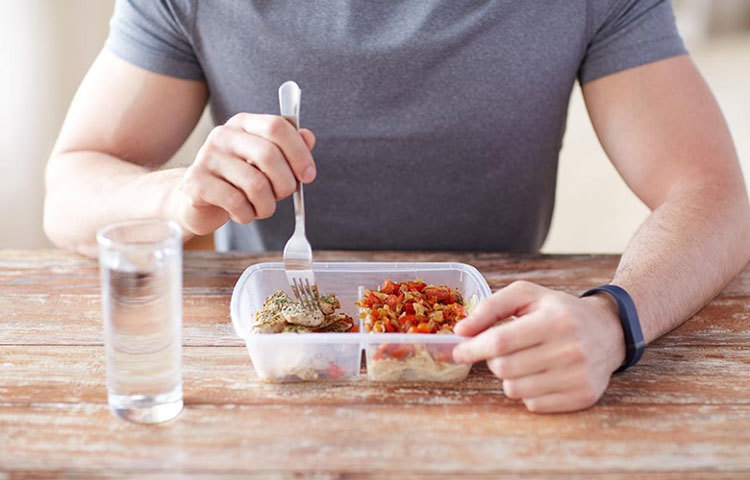 টাকা বাঁচাতে বাইরে খাওয়া দাওয়ার অভ্যেস থাকলেও এই কদিন বাড়িতে রান্না করা খাবারই খান।