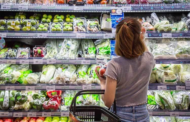 দোকানে গিয়ে কেবল প্রয়োজনের জিনিস কিনুন। অপ্রয়োজনীয় জিনিস কিনবেন না।