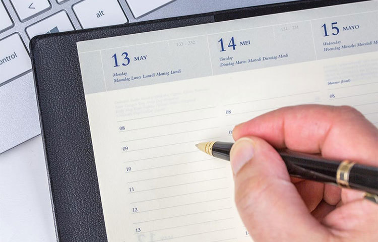 কত খরচ হয়েছে এবং কত খরচ হবে সমস্ত হিসেব নিয়মিত ডায়রিতে লিখে রাখুন। এই কদিন বাজেট করে চলুন।