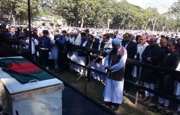 সৈয়দ আশরাফুল ইসলামের প্রথম জানাজা পড়ানো হচ্ছে। ছবি : নূর মোহাম্মদ