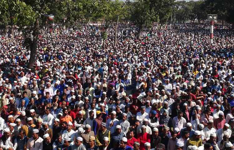 এ যেন অবিশ্বাস্য দৃশ্য! নিজের চোখে না দেখলে সত্যিই বিশ্বাস করা কঠিন। একজন রাজনীতিক নিজ এলাকায় কতোটা জনপ্রিয় হতে পারেন, শেষ যাত্রায় লাখো মানুষের ঢলই তার প্রমাণ। ছবি : নূর মোহাম্মদ