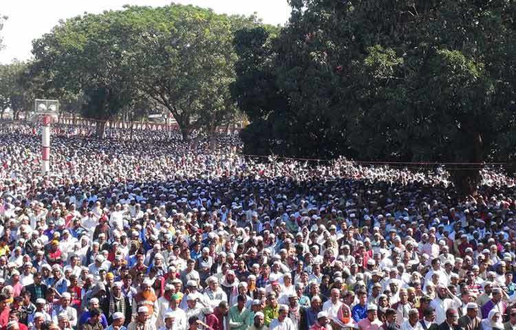 কিশোরগঞ্জের ঐতিহাসিক শোলাকিয়া মাঠে জনপ্রিয় নেতা সৈয়দ আশরাফুল ইসলামের মরদেহ আসে দুপুর ১টার কিছু আগে। ছবি : নূর মোহাম্মদ