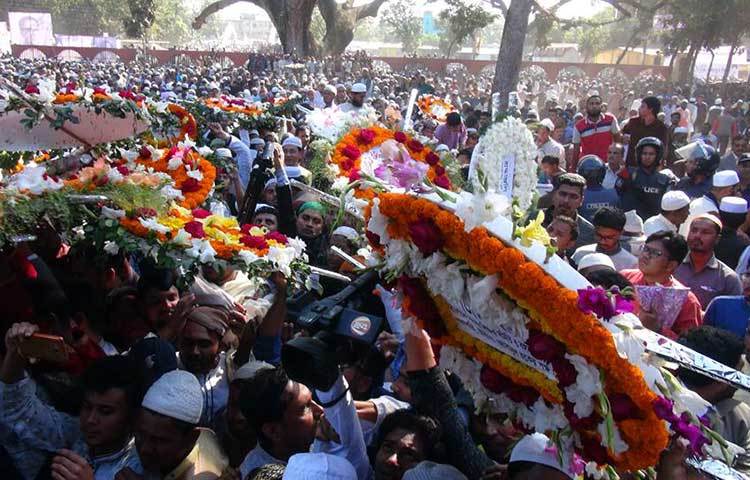 সৈয়দ আশরাফের মরদেহে ফুলেল শুভেচ্ছা জানাচ্ছে সর্বস্তরের জনগণ। ছবি : নূর মোহাম্মদ