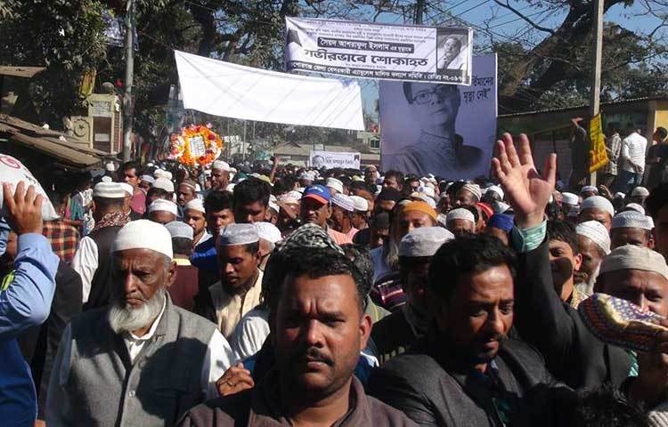 আজ সকাল থেকে দলে দলে লোকজন আসতে থাকেন শোলাকিয়ায়। দুপুরের আগেই বিশাল শোলাকিয়া ময়দান কানায় কানায় পূর্ণ হয়ে যায়। বাইরে তখনও মানুষের দীর্ঘ লাইন। ছবি : নূর মোহাম্মদ