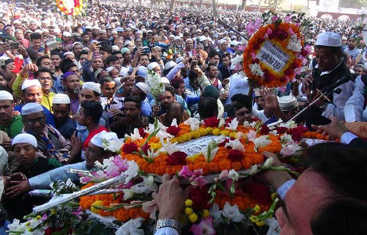 কিশোরগঞ্জের কৃতি সন্তানকে ফুলেল শ্রদ্ধা জানাচ্ছে সাধারণ মানুষ। ছবি : নূর মোহাম্মদ