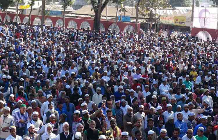 সৈয়দ আশরাফের জানাজায় মাঠের সীমানা পেরিয়ে আশপাশ লোকারণ্য হয়ে ওঠে। ছবি : নূর মোহাম্মদ
