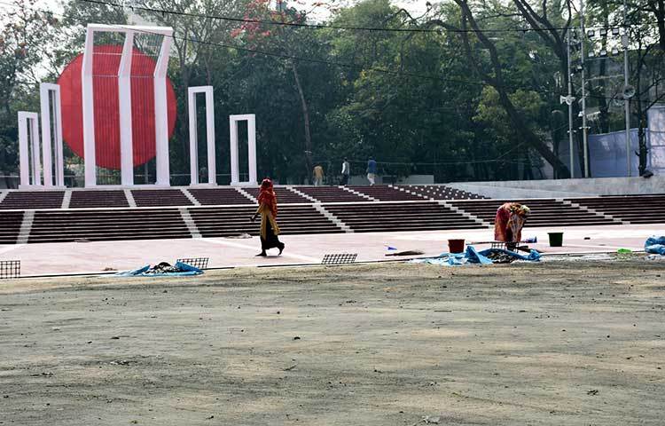 পরিষ্কার করা হচ্ছে শহীদ মিনার ও এর আশপাশ। ছবি: বিপ্লব দিক্ষিৎ