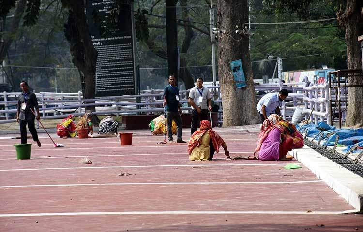 শহীদ মিনারের আশপাশ মুছে পরিষ্কার করা হচ্ছে। ছবি: বিপ্লব দিক্ষিৎ