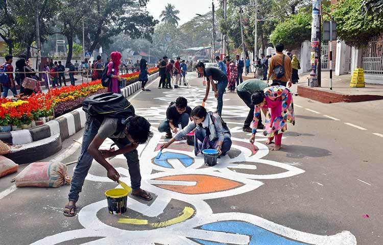 দৃষ্টিনন্দন আলপনায় সেজে উঠছে শহীদ মিনার এলাকার রাস্তা। ছবি: বিপ্লব দিক্ষিৎ