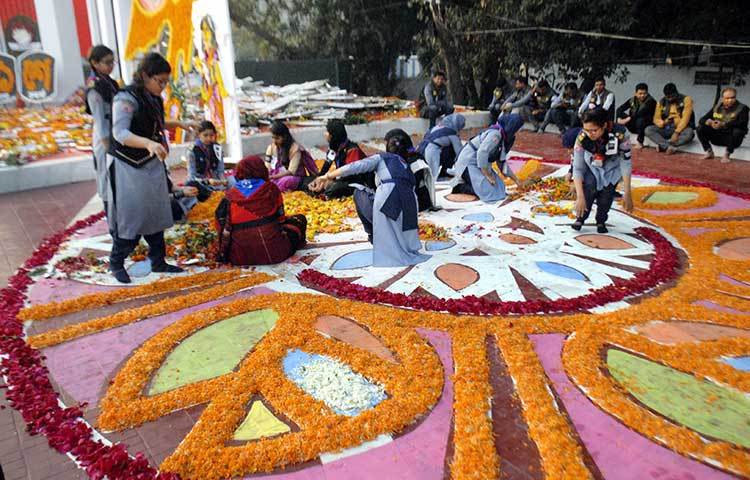 শহীদ মিনারের চত্বরে ফুলে ফুলে আলপনা আঁকা হচ্ছে। ছবি: বিপ্লব দিক্ষিৎ