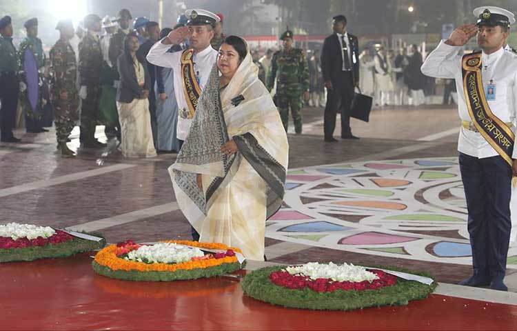 রাষ্ট্রপতি ও প্রধানমন্ত্রী শহীদ বেদীতে পুষ্পস্তবক অর্পণের পর স্পিকার ড. শিরীন শারমিন চৌধুরী পুষ্পস্তবক অর্পণ করেন।
