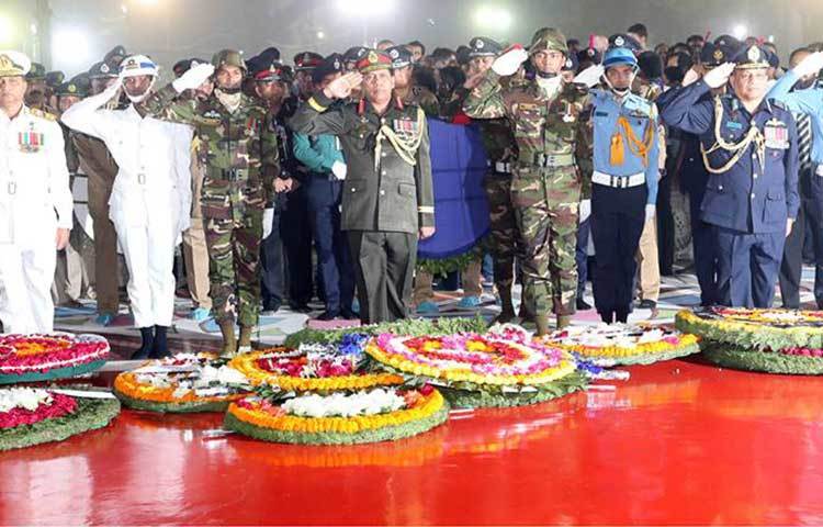 তিন বাহিনীর প্রধানগণ ভাষা শহীদদের স্মৃতির প্রতি গভীর শ্রদ্ধা জানান।