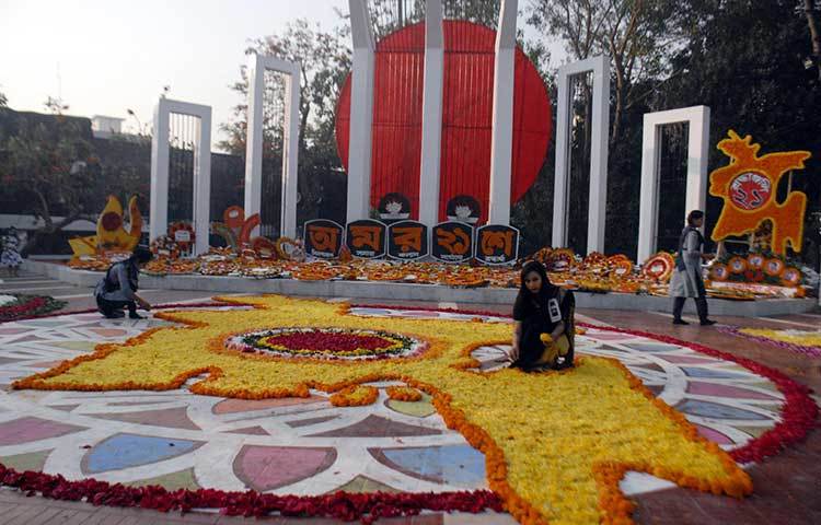 ফুলে ফুলে আঁকা হয়েছে বাংলাদেশের মানচিত্র। ছবি: বিপ্লব দিক্ষিৎ
