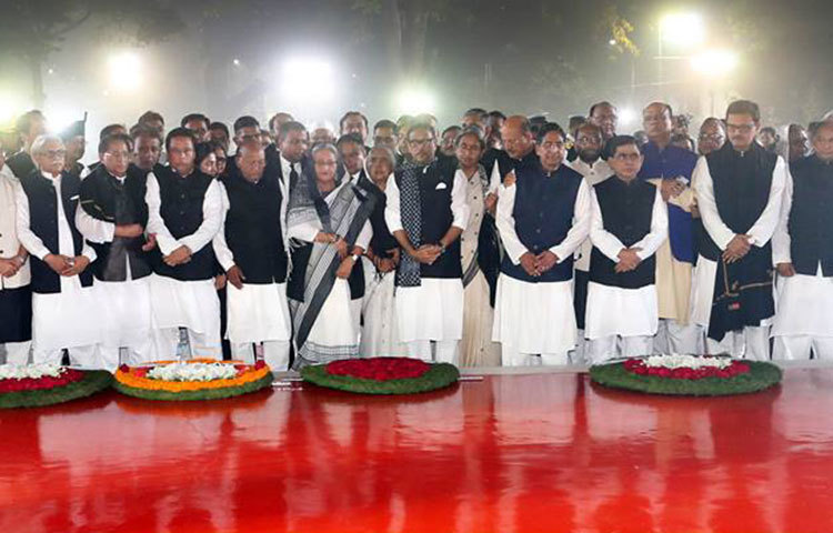 প্রধানমন্ত্রী শেখ হাসিনা আওয়ামীলীগের নেতাকর্মীদের নিয়ে কেন্দ্রীয় শহীদ মিনারে অমর ভাষা শহীদদের শ্রদ্ধা জানান।