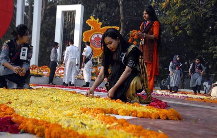 ভাষা শহীদদের জন্য ফুলেল শ্রদ্ধা। ছবি: বিপ্লব দিক্ষিৎ