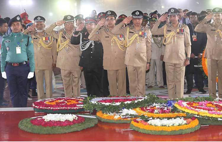 বাংলাদেশ পুলিশের পক্ষ থেকে মহাপুলিশ পরিদর্শক পুষ্পস্তবক অর্পণ করেন।