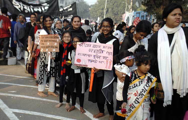 স্মৃতির মিনারে শ্রদ্ধা জানাতে এসেছেন সবাই। ছবি: বিপ্লব দিক্ষিৎ