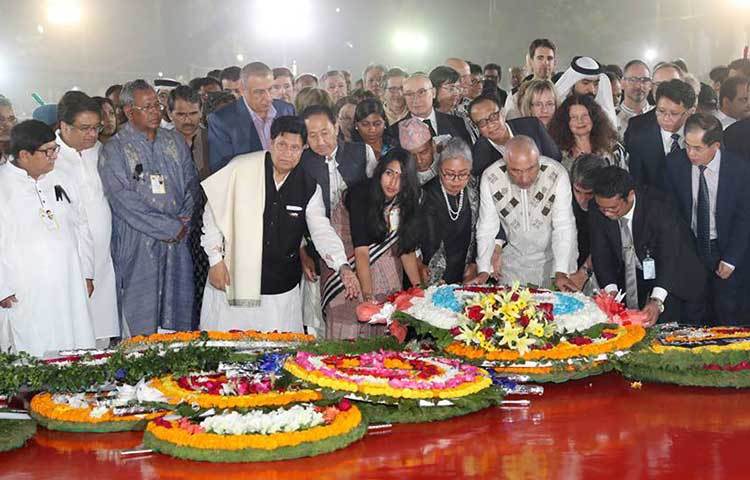 বাংলাদেশে নিযুক্ত বিভিন্ন দেশের কুটনীতিকরা শহীদ মিনারে শ্রদ্ধা নিবেদন করছে।