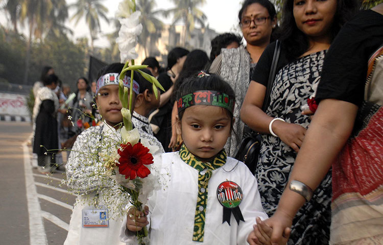 মায়ের সাথে ফুল নিয়ে এই শিশুরা ভাষা শহীদদের প্রতি শ্রদ্ধা জানাতে এসেছে। ছবি: বিপ্লব দিক্ষিৎ