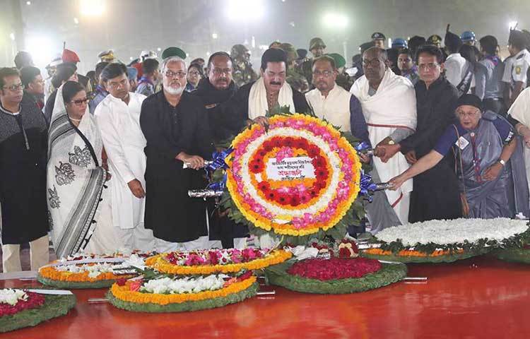 জাতীয় পার্টির চেয়ারম্যান এইচএম এরশাদ ও বিরোধী দলের পক্ষ থেকে একুশের শহীদদের প্রতি শ্রদ্ধা নিবেদন করা হয়।