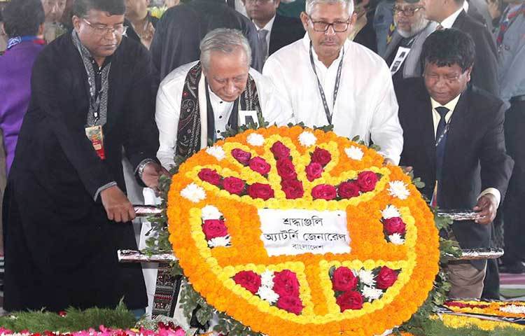 শ্রদ্ধা নিবেদন করেন এ্যাটর্নী জেনারেল মাহবুবে আলম।